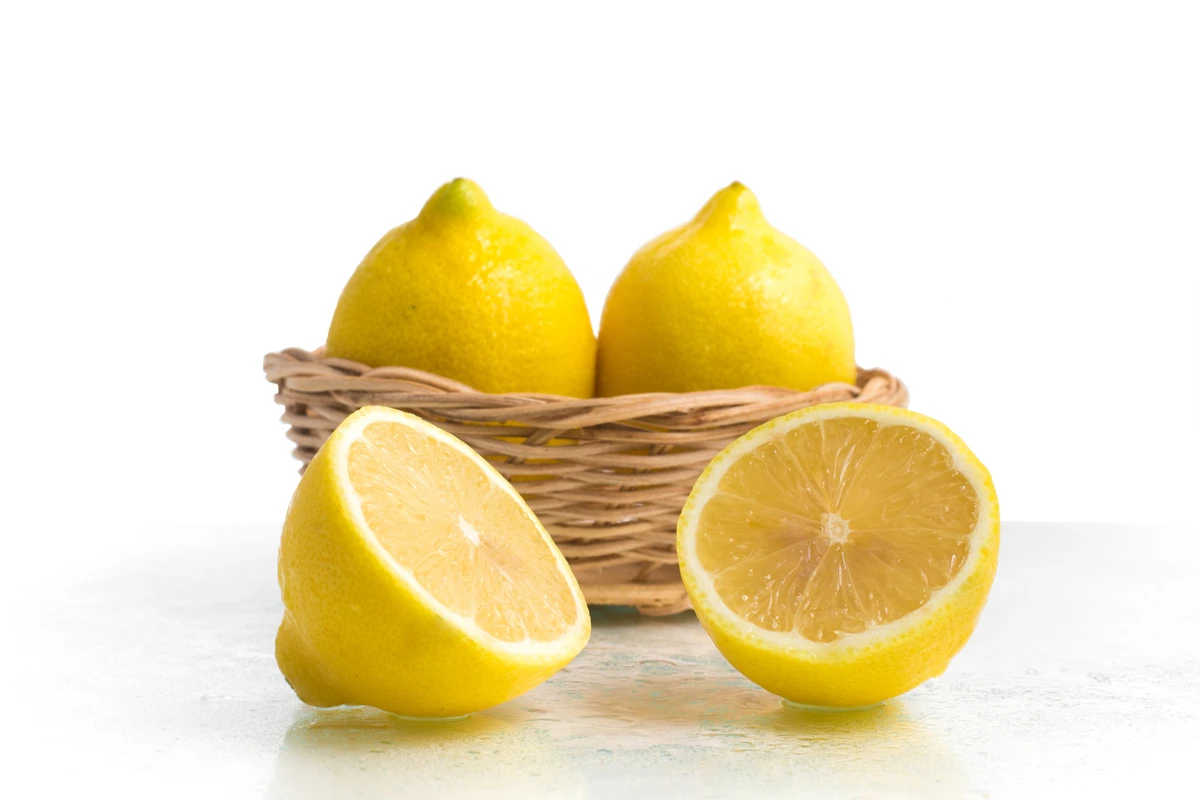 Limão Siciliano: Frutos grandes e alongados, tem teor alto de acidez, muito suco e poucas sementes. A coloração é amarela e a casca-grossa e levemente rugosa. Variedade surgiu no Sudoeste da Ásia, mas adaptou-se tão bem à Sicília que foi batizada em homenagem à região da Itália/Shutterstock por Shutterstock