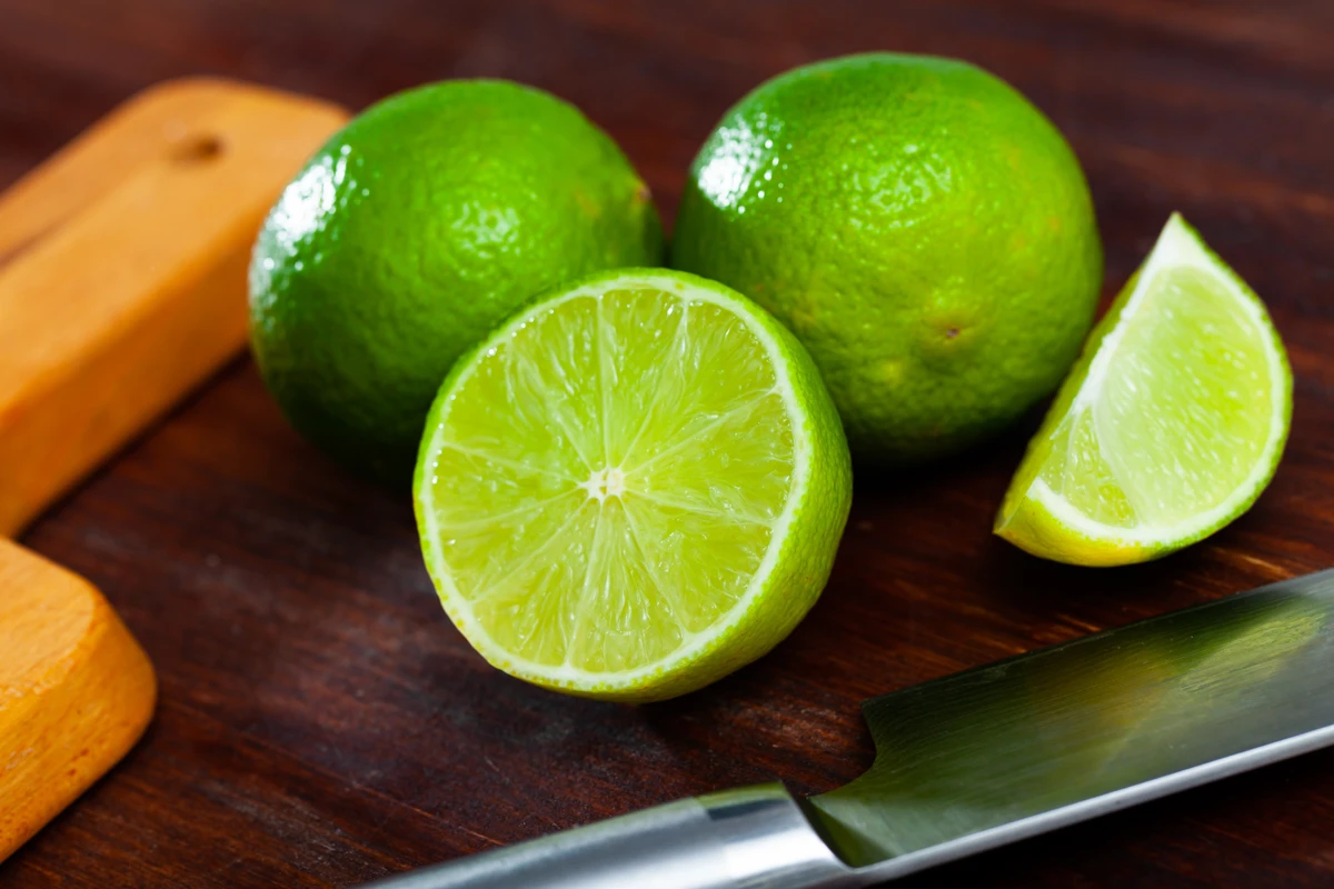 Limão Taiti: apesar de ser chamado de limão, essa variedade é uma lima ácida. O cultivo começou na Califórnia (EUA), mas as sementes foram importadas do Taiti - daí a origem do nome/Shutterstock por Shutterstock