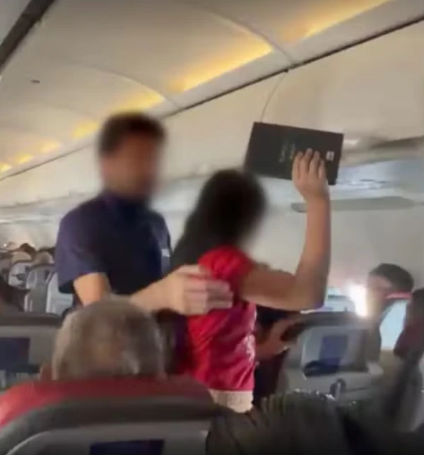 Menina de 10 anos foi pregar em avião por Reprodução