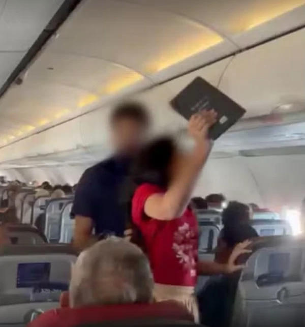 Menina de 10 anos foi pregar em avião por Reprodução