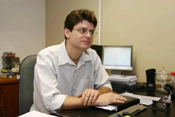 É graduado em Comunicação Social pela Ufba, tendo completado mestrado e doutorado em Educação por Divulgação