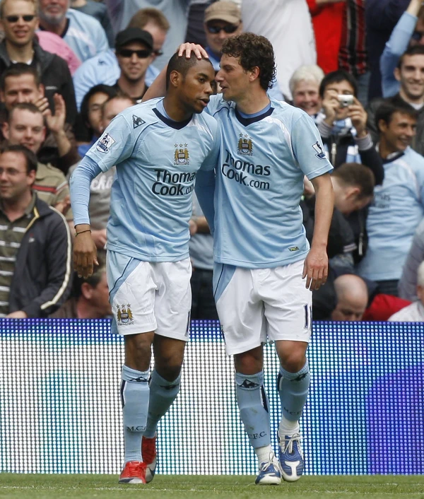Robinho e Elano jogaram juntos também no City por Divulgaçào