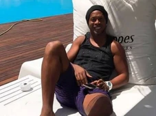 Imagem - Suíte com jacuzzi, churrasco e fãs na porta: os 171 dias que Ronaldinho Gaúcho passou preso em hotel de luxo no Paraguai