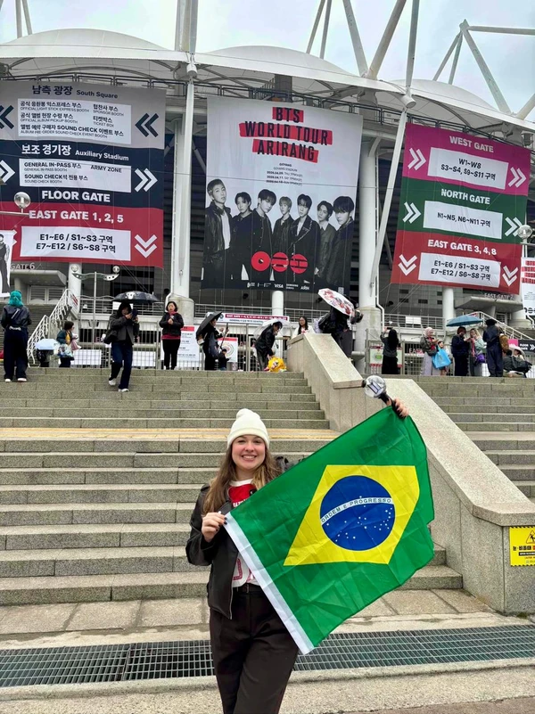 Zorbella esteve na estreia da turnê “Arirang”, na Coreia do Sul por Divulgação