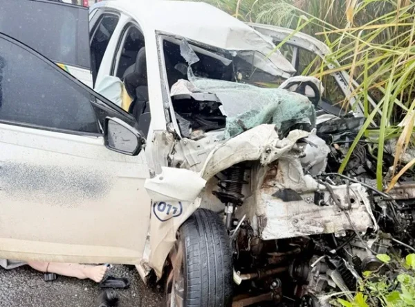 Carro ficou destruído por Reprodução