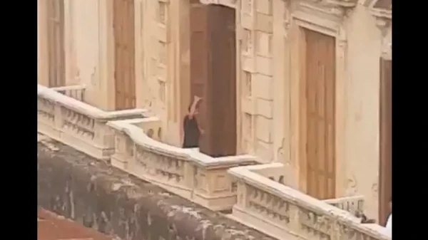 Ronaldinho acena da varanda para os fãs por Divulgação