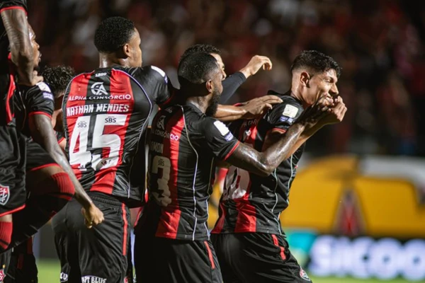 Vitória goleou o Coritiba no Barradão