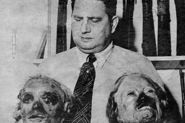 Charles Pittex, ao lado das cabeças de Lampião e Maria Bonita, no Instituto Médico Legal Nina Rodrigues, em Salvador