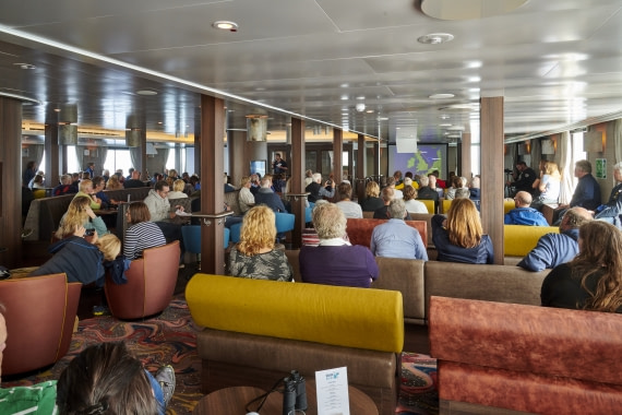 Um dos decks conta com um amplo salão de observação e uma sala de palestras separada por Divulgação/Oceanwide Expeditions