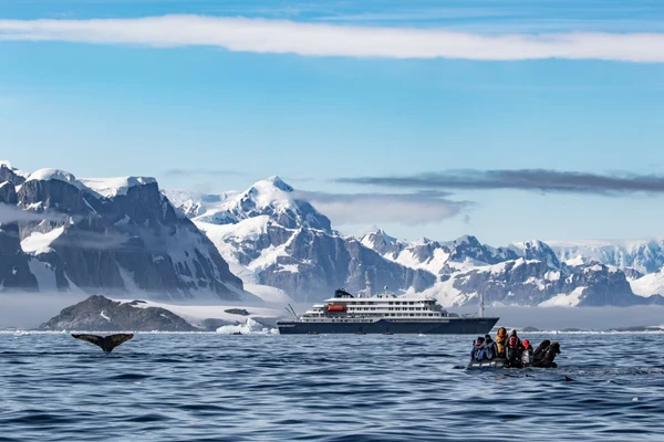 A embarcação utiliza frota de botes infláveis de casco rígido, que garantem desembarques rápidos e seguros para os passageiros por Divulgação/Oceanwide Expeditions