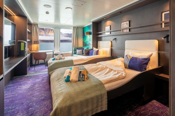 Cabines amplas e com enormes janelas tornam a viagem ainda mais espetacular  por Divulgação/Oceanwide Expeditions