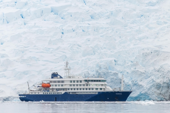 Embarcação foi totalmente otimizada para viagens exploratórias que proporcionam o máximo contato direto com o Ártico e a Antártica por Divulgação/Oceanwide Expeditions