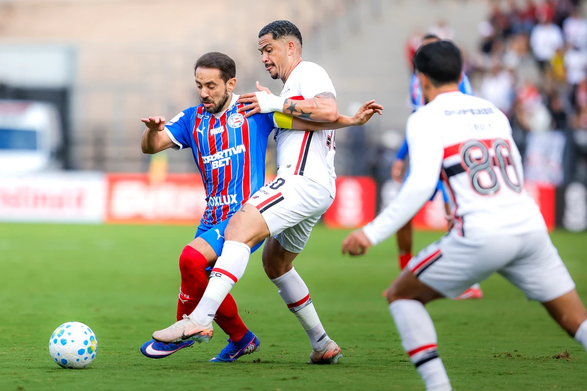 Everton Ribeiro é marcado por Luciano