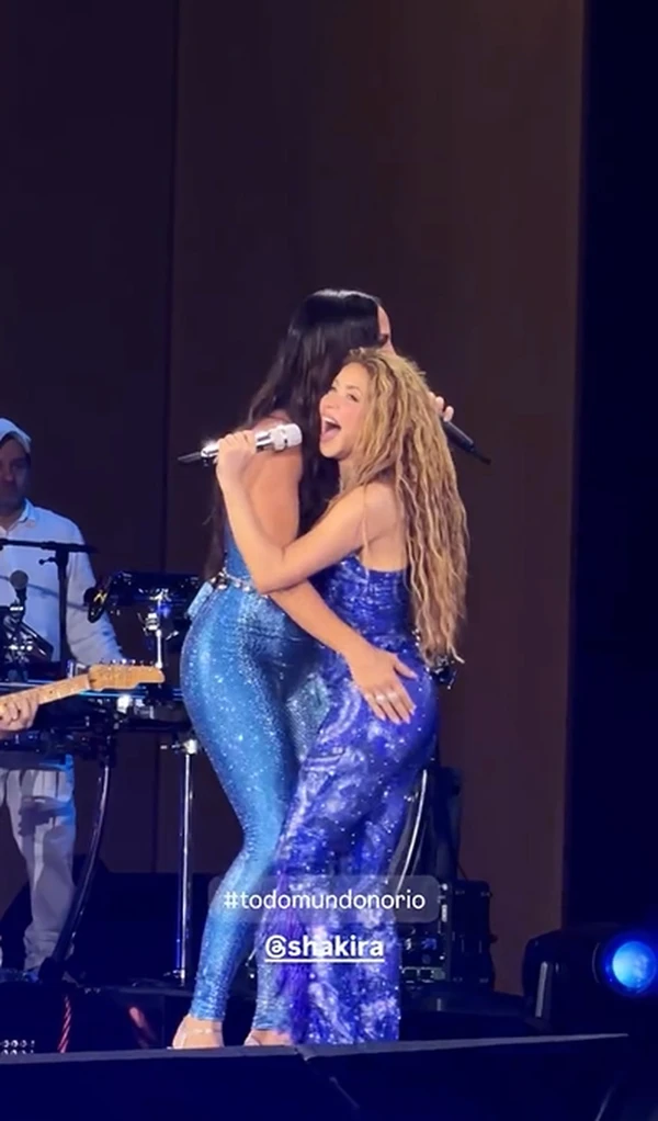 Ivete Sangalo cumprimentou Shakira com tapinhas no bumbum por Reprodução/Instagram