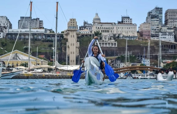 Quer sair do óbvio? A Praia da Preguiça recebe uma experiência de canoa havaiana com direito a mergulho e visual da Baía de Todos-os-Santos. por Divulgação