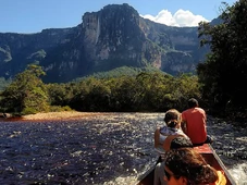 Imagem - Maior cachoeira do mundo tem quase 1 quilômetro de queda ininterrupta e praias cor de 'Coca-Cola'