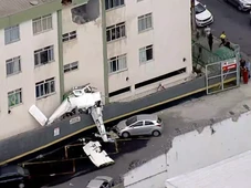 Imagem - Vídeo mostra momento em que avião cai e atinge prédio em Belo Horizonte