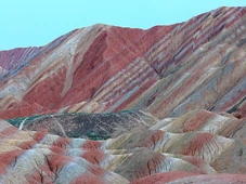 Imagem - Montanhas de 'lápis de cor' da 
Faber-Castell impressionam milhões de turistas e tem corridas de kart entre cânions
