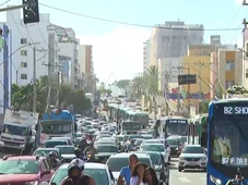 Imagem - Caminhão tomba e provoca congestionamento em Amaralina, em Salvador