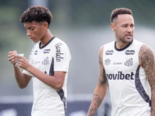 Imagem - Neymar se irrita com drible em treino, discute e dá rasteira em Robinho Jr., de 18 anos
