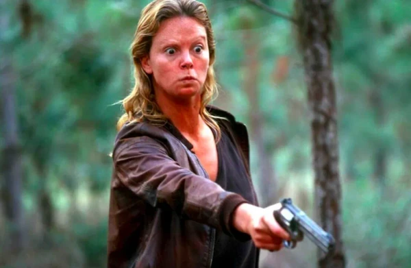 A atriz Charlize Theron em cena de Monster (2003 por Reprodução