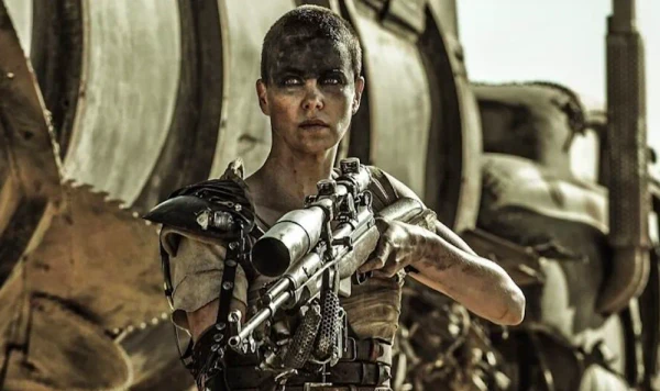 A atriz Charlize Theron em Mad Max: Estrada da Fúria (2015)  por Reprodução