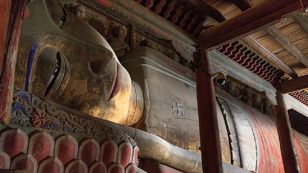 A estátua do Buda Reclinado mede impressionantes 35 metros de comprimento e foi construída por volta de 1098, durante a dinastia Xia Ocidental (Foto: Zhangzhugang / Wikimedia Commons)