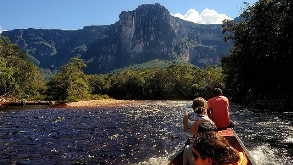 A outra opção é a observação a partir de aviões leves que sobrevoam o Salto Ángel e permitem uma vista ampla do parque, com seus rios e montanhas