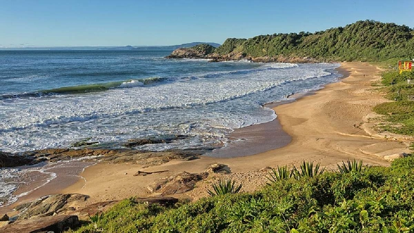 A Praia do Pinho é reconhecida como a primeira praia naturista do país