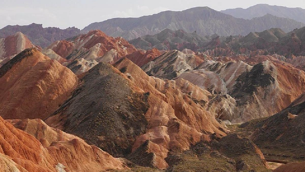 A Unesco cita cores como vermelho, roxo-avermelhado, amarelo-esverdeado, verde-acinzentado e cinza-escuro nas formações do Zhangye Colorful Hills por Terry Wu / Wikimedia Commons