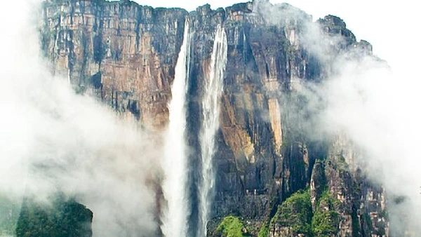 A vista aérea mostra a queda saindo do Auyantepui, cenário que tornou os sobrevoos uma das experiências mais procuradas em Canaima por Inti / Wikimedia Commons