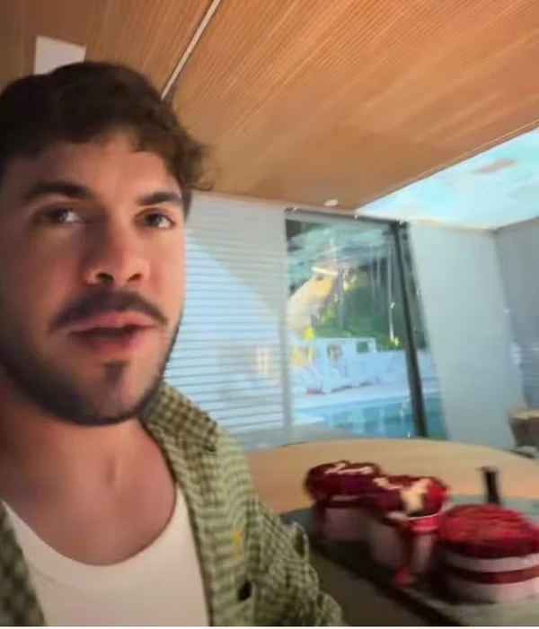 Alvaro exibe flores que Virginia ganhou de Vini Jr. por Reprodução