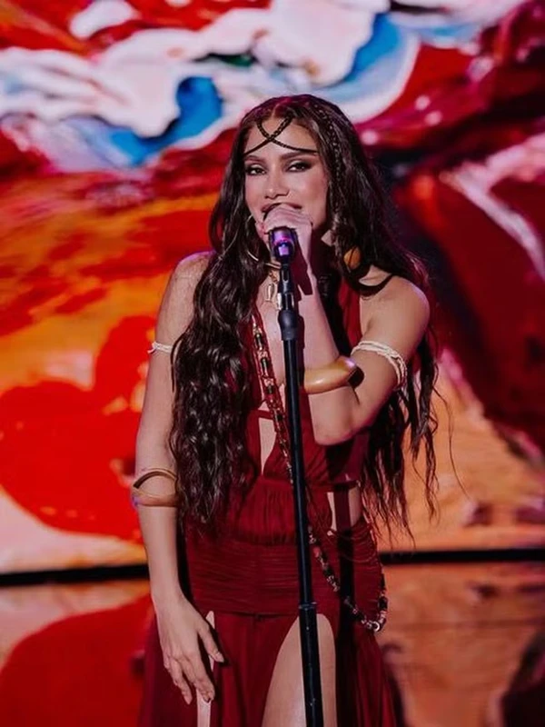 Para o joalheiro, ver Anitta, uma artista de alcance global, usando suas joias é uma vitória contra a intolerância religiosa. "É um grande passo ver nossa cultura sendo apresentada com tanta profundidade e respeito para o mundo inteiro", afirma. Cada peça usada pela cantora foi pensada para traduzir a força dos orixás com o cuidado que a ancestralidade exige por Divulgação