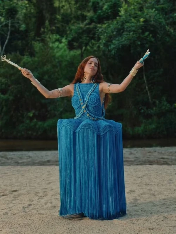 A parceria com a cantora nasceu de um desejo de verdade. No álbum onde Anitta mergulha de cabeça em sua fé no Candomblé, nada poderia ser artificial. "A equipe dela me procurou explicando que este era um momento muito íntimo e especial", revela Diego. Com referências específicas, mas liberdade total para criar, o designer transformou metais em oratórios portáteis, respeitando cada fundamento religioso por Divulgação