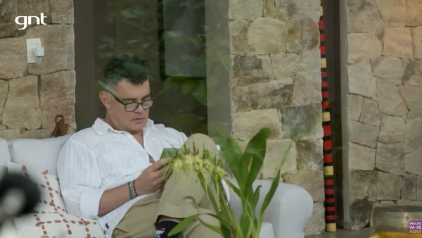 Autor de Avenida Brasil vive em sítio cercado por natureza, memórias e rotina em família por Reprodução