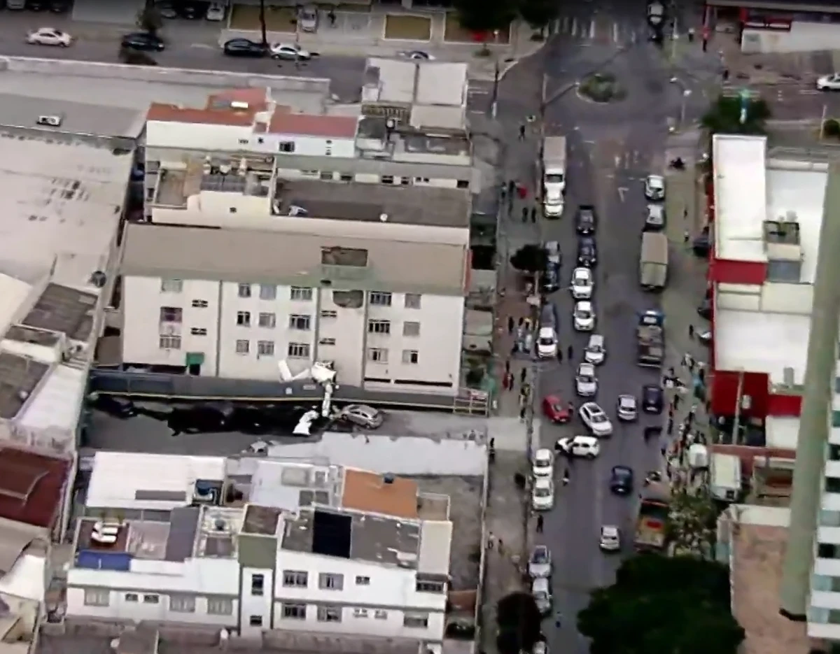 Avião bateu no prédio e caiu por Reprodução/TV Globo