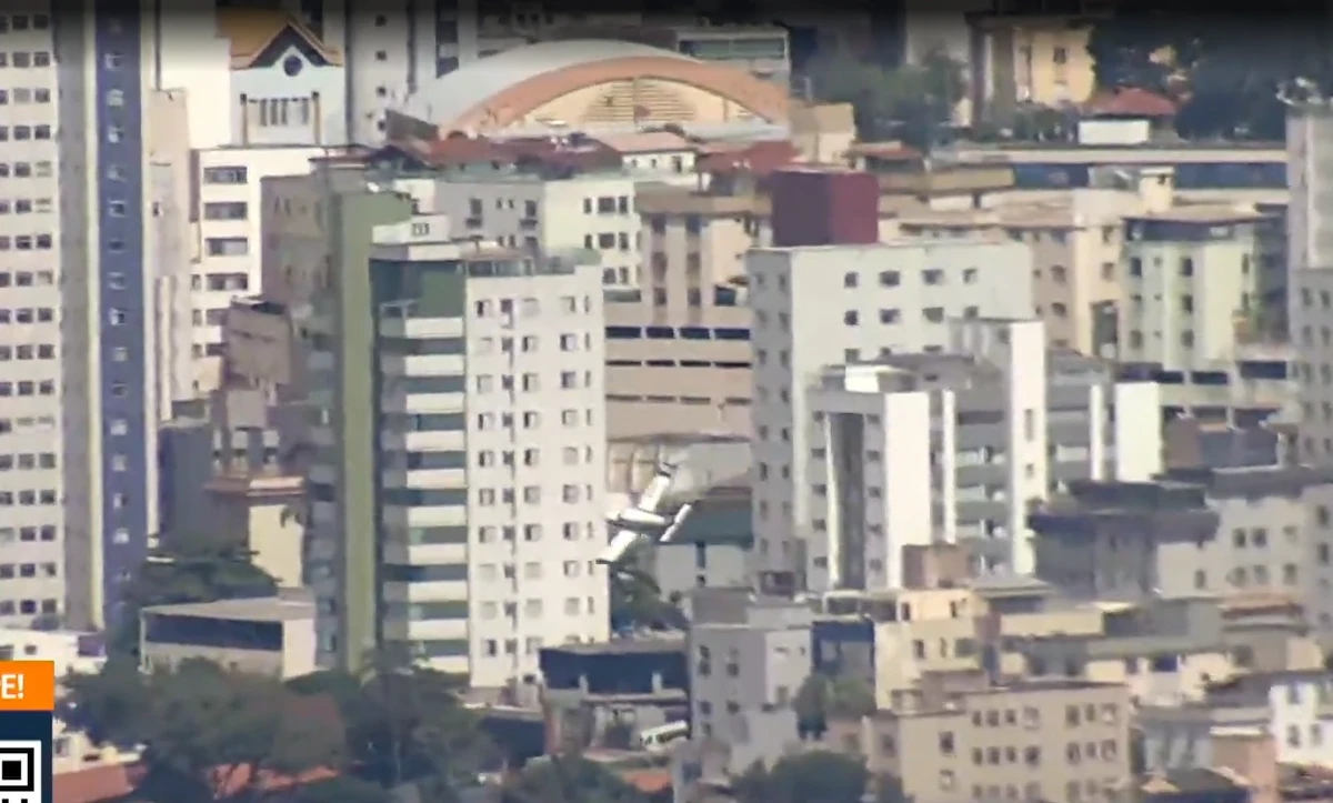 Avião bateu no prédio e caiu por Reprodução/TV Globo