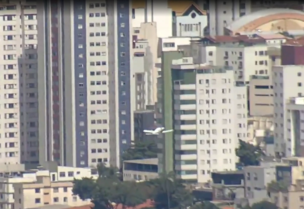 Avião bateu no prédio e caiu por Reprodução/TV Globo