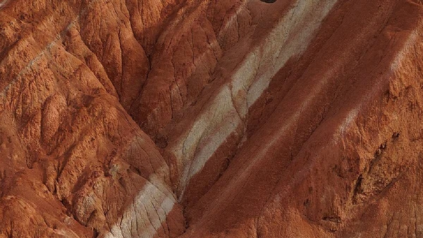 Cada cor desse “arco-íris rochoso” é formada por diferentes minerais, como a hematita (vermelho), goethita (amarelo e marrom) e pirita (amarelo e laranja) Terry Wu / Wikimedia Commons