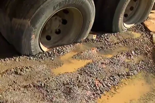 Caminhão tomba e provoca congestionamento em Amaralina, em Salvador por Reprodução / TV Bahia