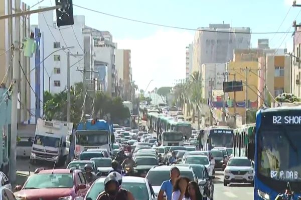 Caminhão tomba e provoca congestionamento em Amaralina, em Salvador