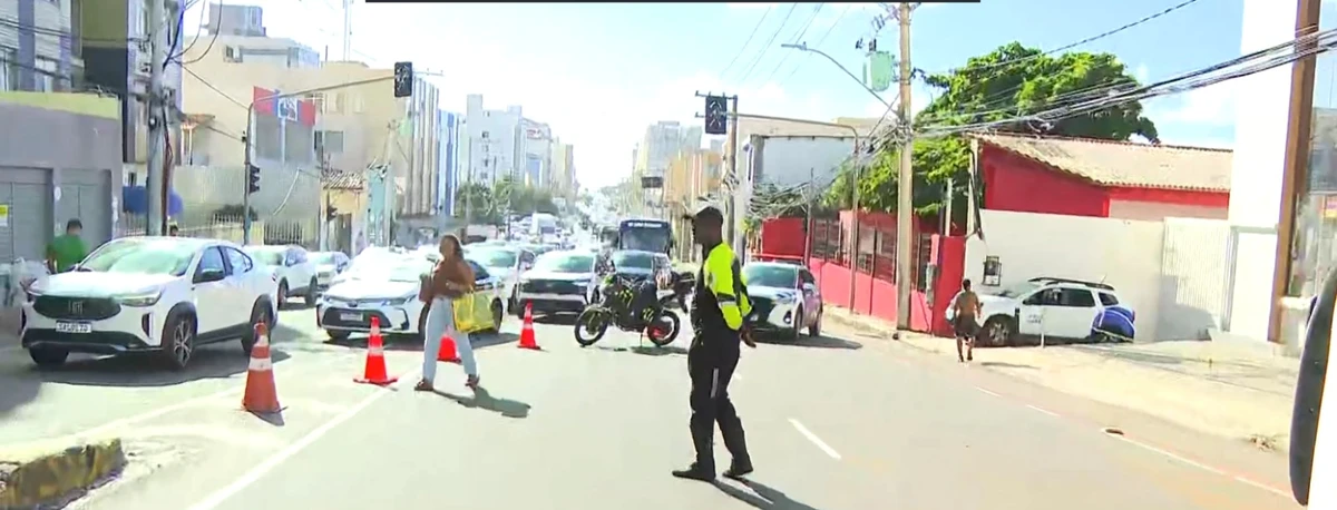 Caminhão tomba e provoca congestionamento em Amaralina, em Salvador por Reprodução / TV Bahia