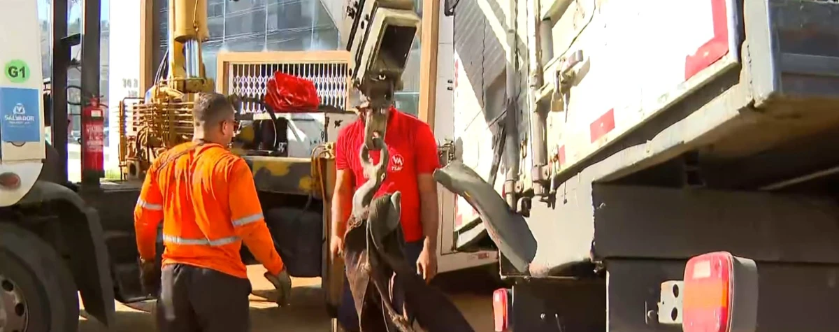 Caminhão tomba e provoca congestionamento em Amaralina, em Salvador por Reprodução / TV Bahia