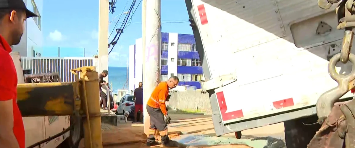 Caminhão tomba e provoca congestionamento em Amaralina, em Salvador por Reprodução / TV Bahia