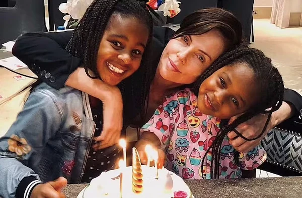 Charlize Theron e As filha por Reprodução