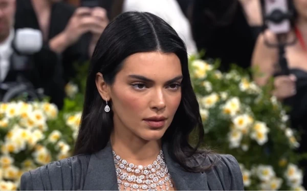Famosos chegam ao Met Gala 2026 com looks impactantes no tapete vermelho.