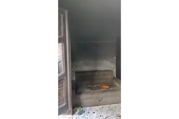 Irmãos morreram carbonizados e casa ficou destruída por Reprodução