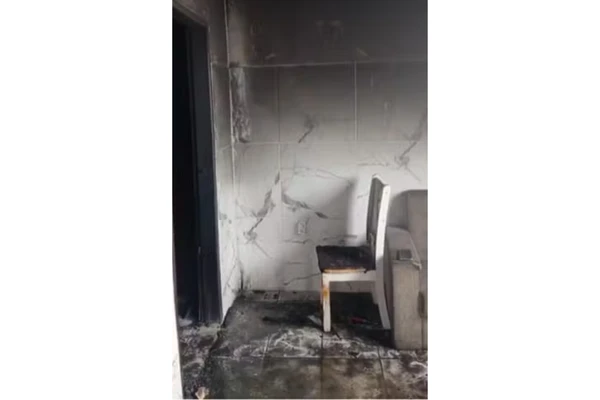 Irmãos morreram carbonizados e casa ficou destruída por Reprodução