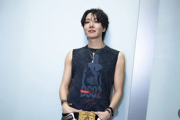 J-Hope é integrante do BTS e atualmente tem 32 anos