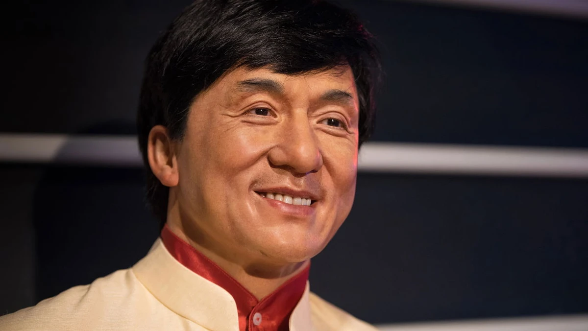 Jackie Chan mantém a decisão de não deixar herança e diz que disciplina e esforço valem mais que dinheiro por Reprodução